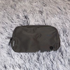 🆕 Lululemon Athletica Everywhere Belt Bag in Carob Brown / Black